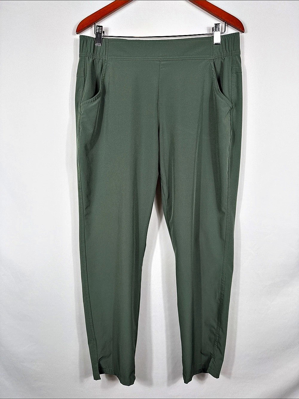 Eddie Bauer Ladies Traveler Pants in Green Womens Size M. Tapered Leg with Slits